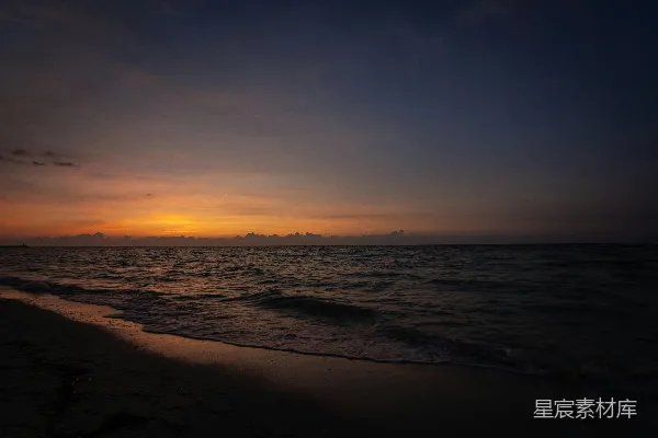 高清摄影 夕阳在海滩上空落下。