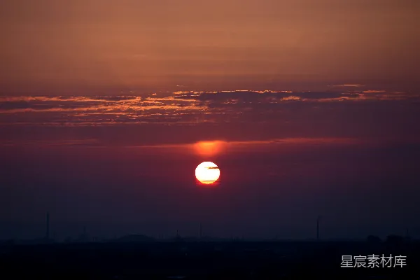 高清摄影 太阳正在城市地平线上落下。
