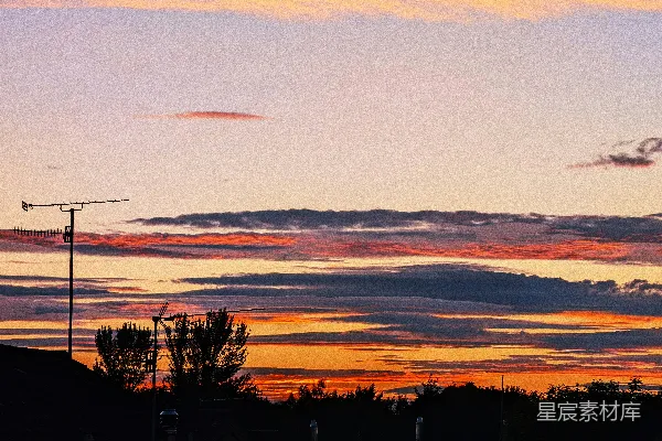 高清摄影 天空非常绚丽多彩，夕阳正在落下。