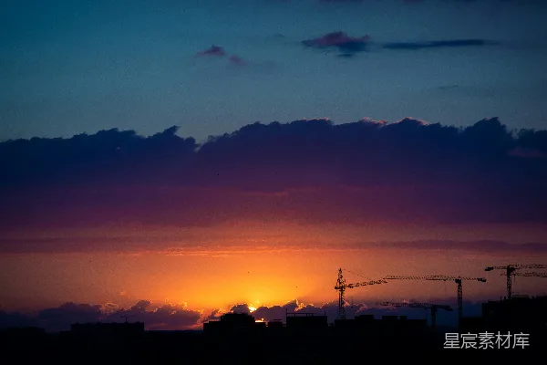 高清摄影 夕阳正映照在城市天际线上。