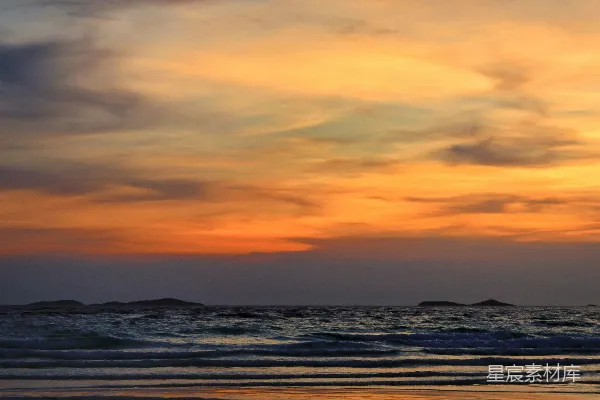 高清摄影 海浪拍打着海岸，夕阳西下。