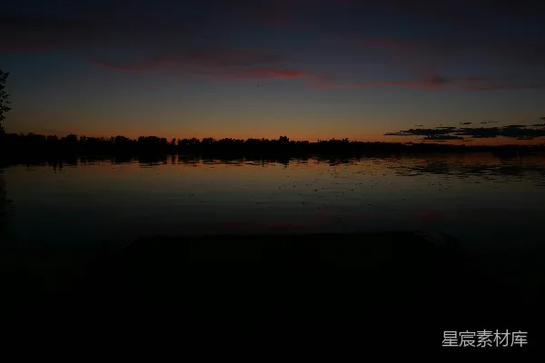高清摄影 晨曦时分的水面风景照