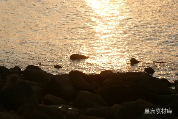 高清摄影 夕阳西下时海边的黑色岩石
