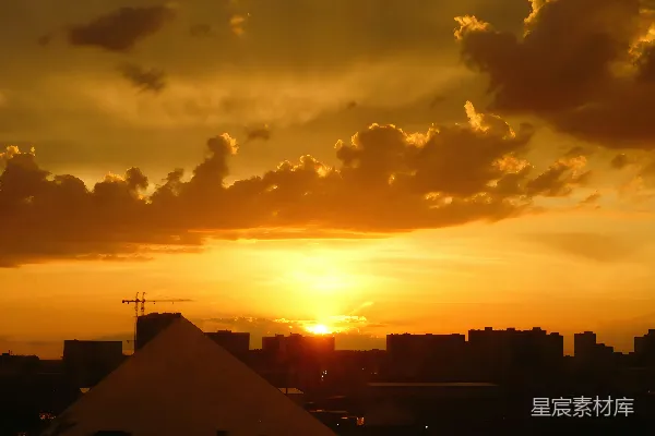 高清摄影 夕阳西下，城市上空高楼林立。