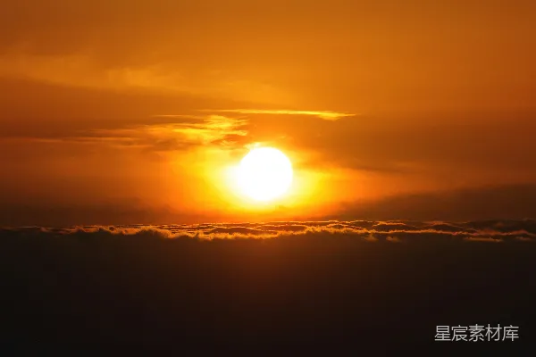 高清摄影 太阳正缓缓落下，消失在云层中。