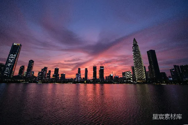 高清摄影 水边的高楼大厦在日落时分