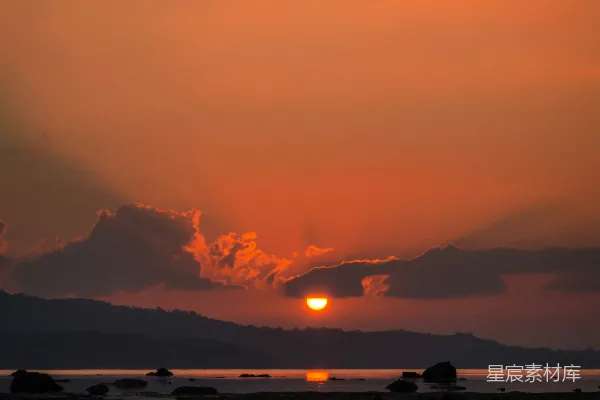 高清摄影 夕阳西下，落日余晖洒在岩石沙滩上