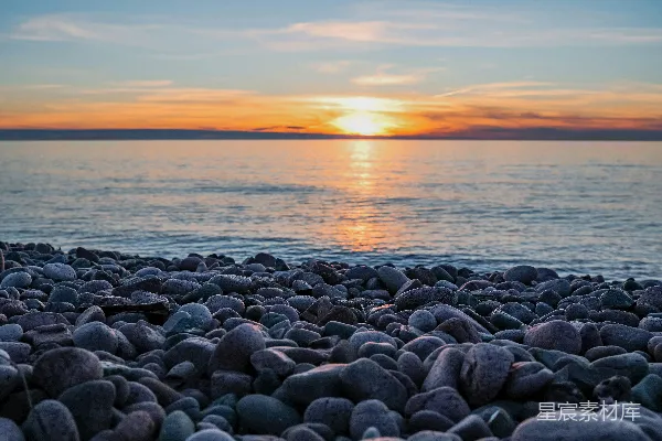 高清摄影 夕阳西下时海边灰色的岩石