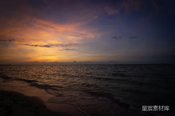 高清摄影 夕阳正照耀在海滩上的水面上。