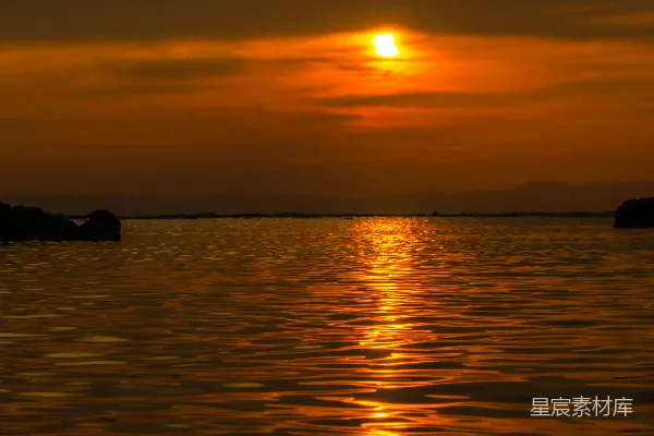 高清摄影 夕阳正在水面上缓缓落下