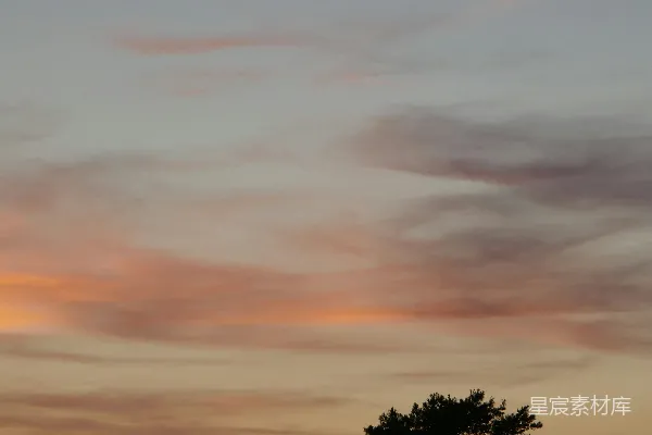 高清摄影 一架飞机在天空中飞行，背景是夕阳。