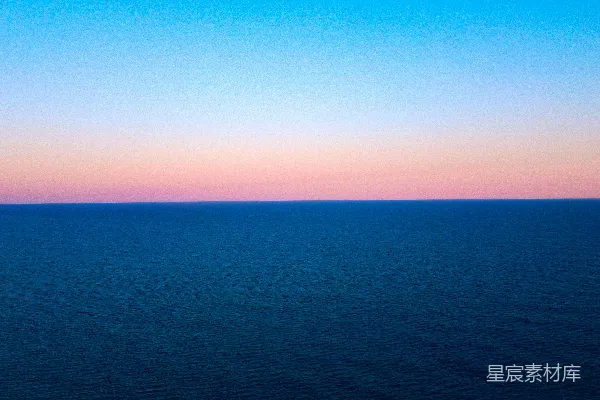 高清摄影 一片广阔的水域位于蓝天之下