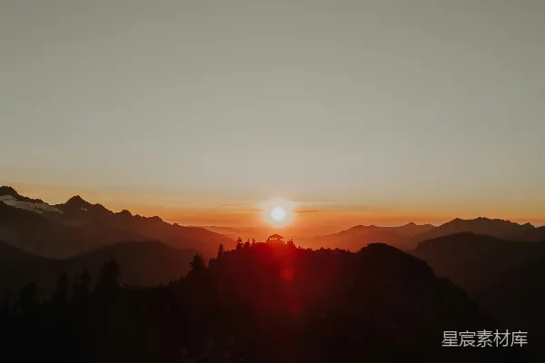 高清摄影 夕阳西下，山峦上空霞光万丈。
