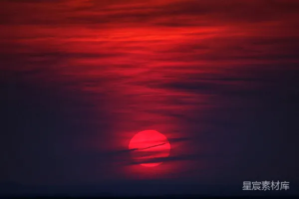 高清摄影 夕阳正缓缓落下，投射在海平线上。