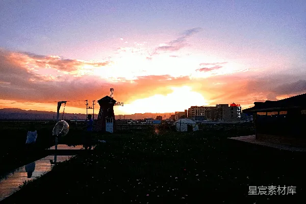 高清摄影 夕阳正缓缓落下，照耀着小镇。