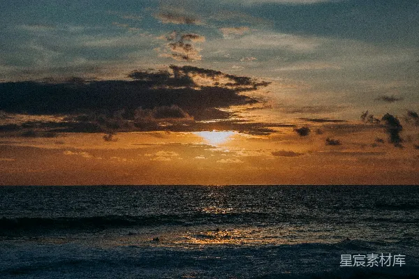 高清摄影 夕阳映照在海面上