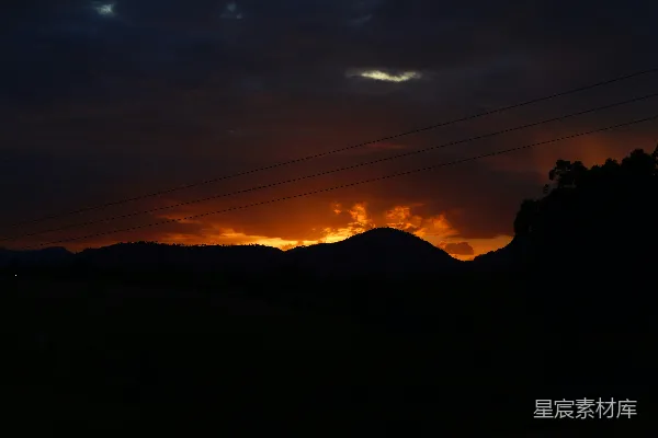 高清摄影 夕阳下的山的剪影
