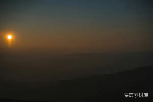 高清摄影 太阳在天空中明亮地照耀着。