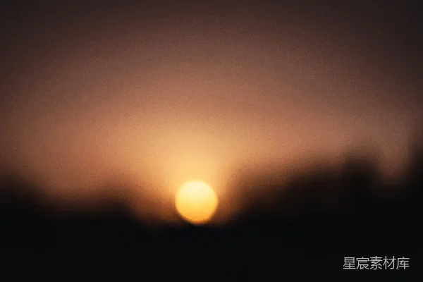 高清摄影 一张模糊的夕阳照在天空中的照片