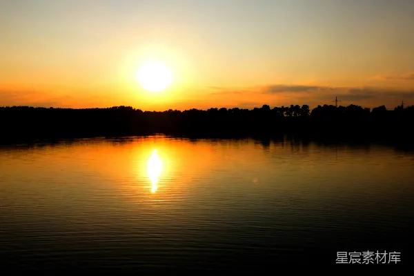 高清摄影 夕阳正照在一片水域之上