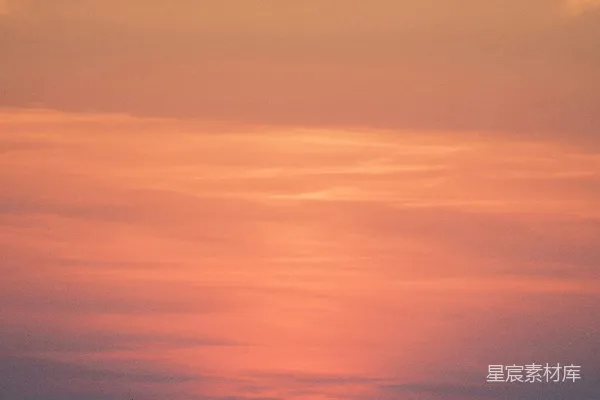 高清摄影 一架飞机在夕阳下飞越海洋。