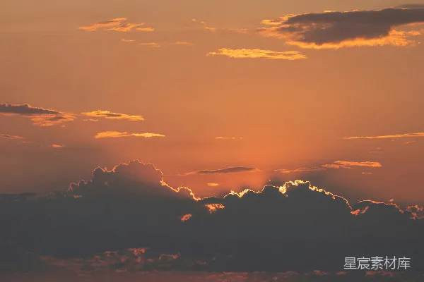 高清摄影 夕阳映照在平静的海洋上，天空中布满了壮观的云彩。