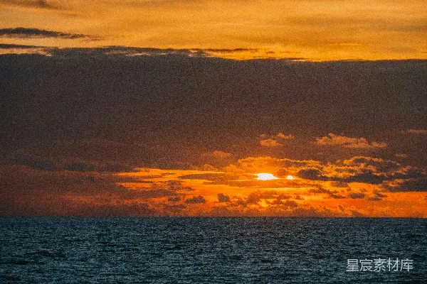 高清摄影 夕阳西下，水面波光粼粼