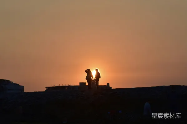 高清摄影 夕阳下海滩上的人影