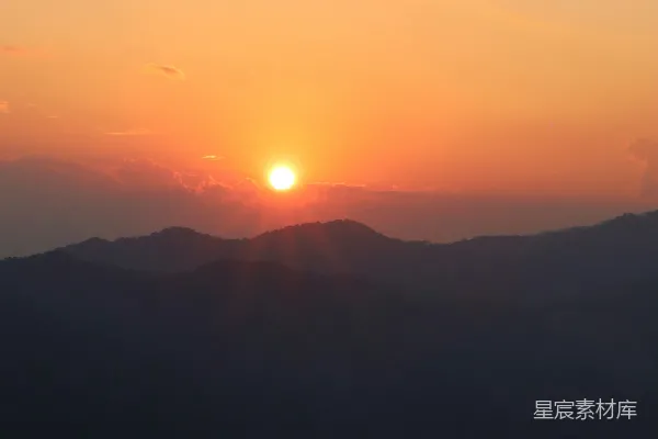 高清摄影 夕阳正映照在山脉之上