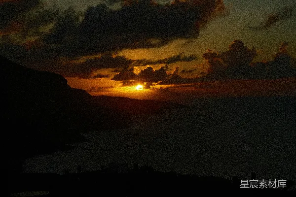 高清摄影 在多云的白天，太阳正在海面上落下。