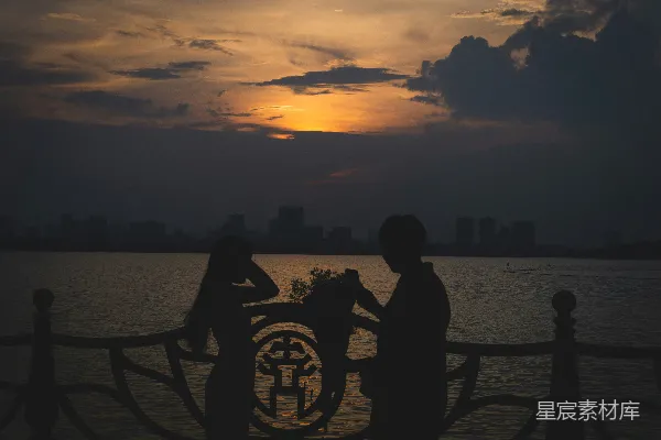 高清摄影 几个人站在水边。
