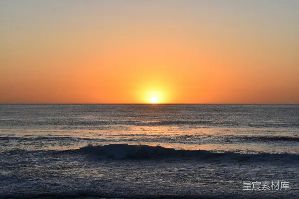 高清摄影 夕阳正映照在海面上，波浪轻轻起伏。