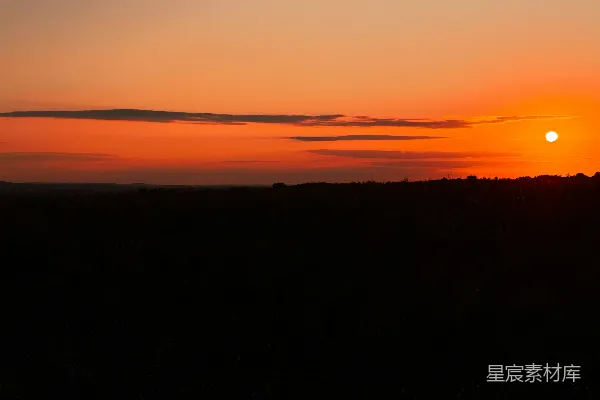高清摄影 绚丽的夕阳笼罩着一片黑暗的景观