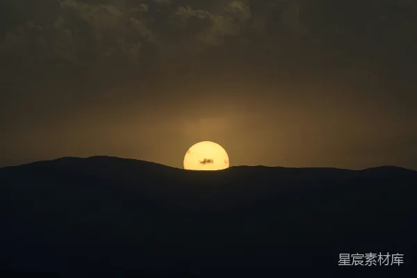 高清摄影 夕阳正在山脉上落下