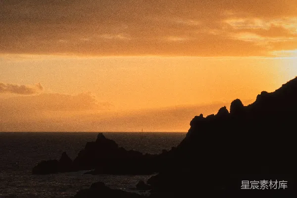 高清摄影 夕阳给海岸镀上了一层金色的光辉。