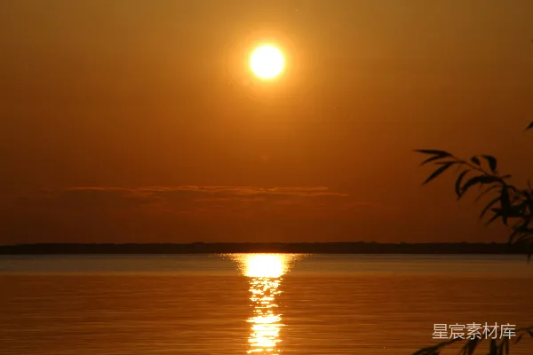 高清摄影 水面上的夕阳