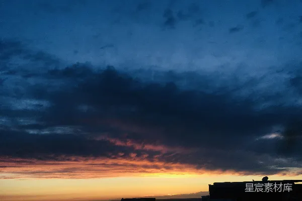高清摄影 夕阳正照耀着一座城市的建筑物。