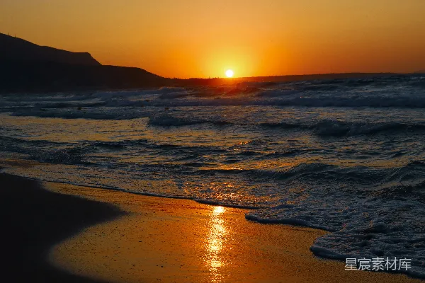 高清摄影 夕阳正在海滩的水面上落下。