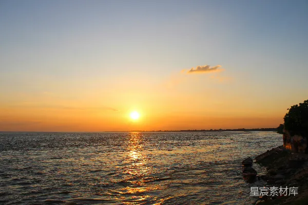 高清摄影 夕阳正照耀在水面上。
