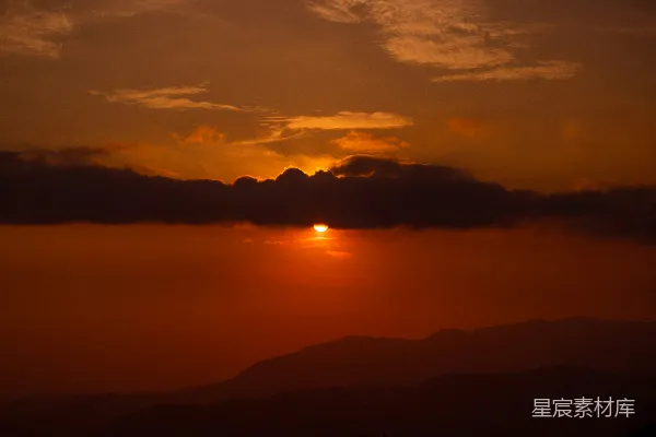 高清摄影 夕阳西下，山峦起伏