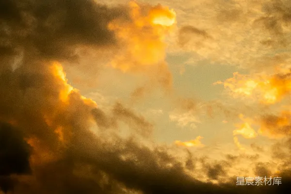 高清摄影 一架飞机在夕阳下穿过云层飞行