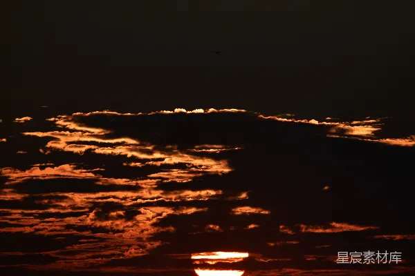 高清摄影 夕阳西下，城市上空的余晖