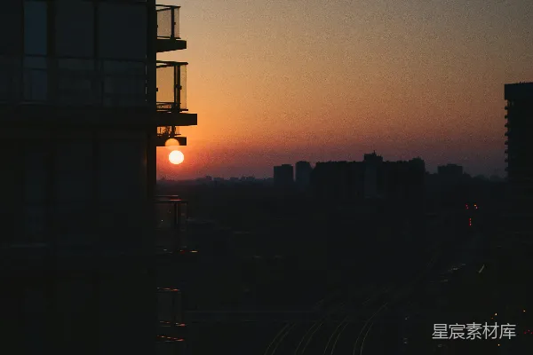 高清摄影 夕阳正在一座高楼林立的城市上空落下。