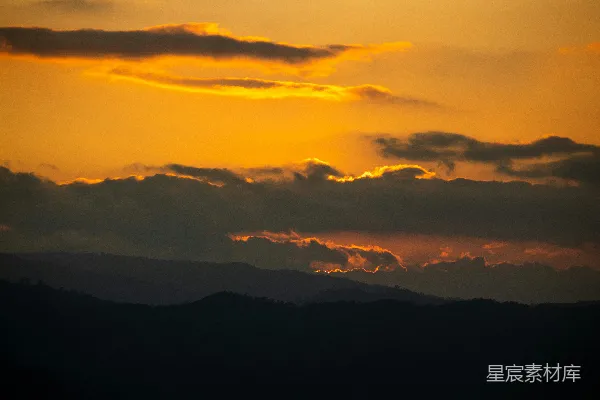 高清摄影 夕阳映照在山脉之上