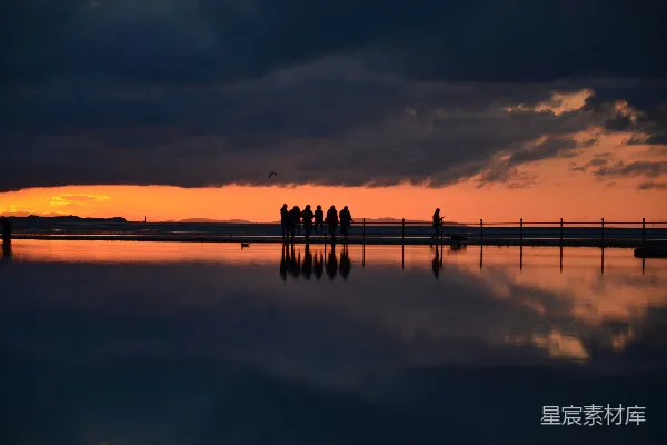 高清摄影 夕阳下，人们站在码头的剪影