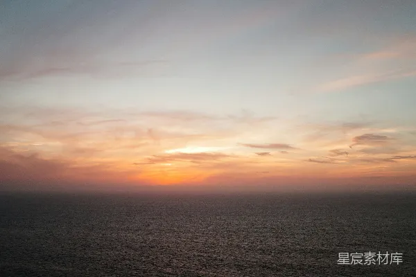 高清摄影 在多云的日子里，太阳正缓缓落下海面。