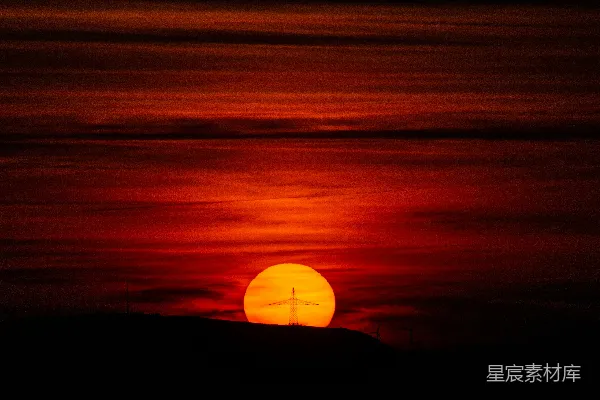 高清摄影 夕阳正在一座有十字架的山上落下。