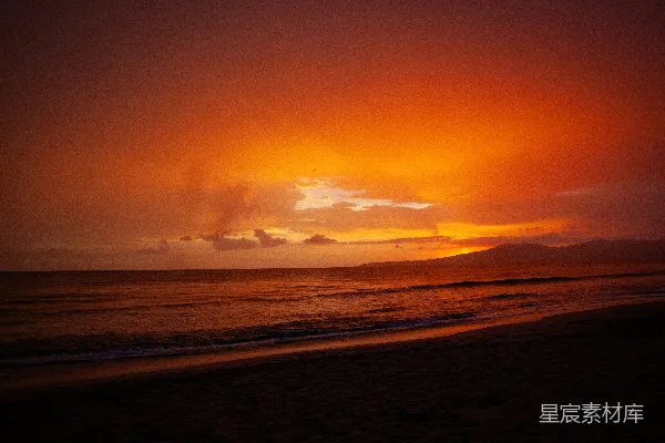 高清摄影 夕阳正从海上升起，海滩上。