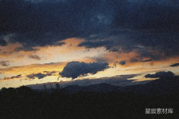 高清摄影 夕阳西下，云彩与山峦在背景中。