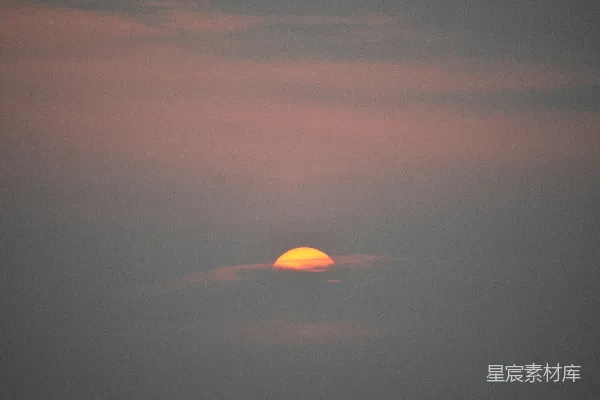 高清摄影 夕阳正挂在海面上空。
